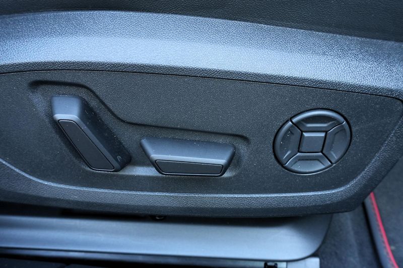 Audi A6 Avant 220 kW, ČR, S-Line, Tažné - fotka 36 z 37