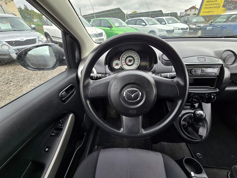 Mazda 2 (2010) 1.3 MZR 55KE klima - fotka 14 z 23