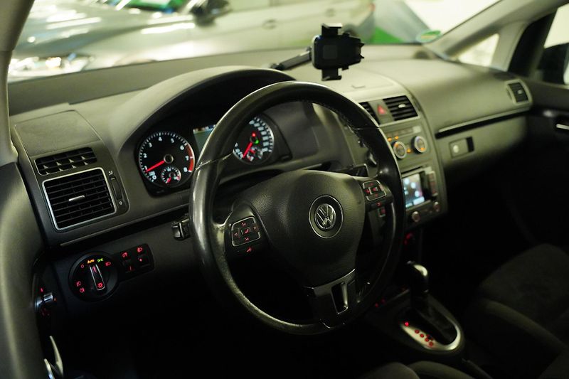 Volkswagen Touran - fotka 14 z 26