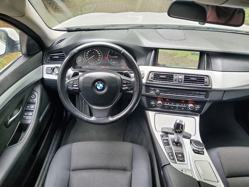 BMW Řada 5 (2016) 520d xDr.  ČR navi nez. topení - fotka 11 z 24