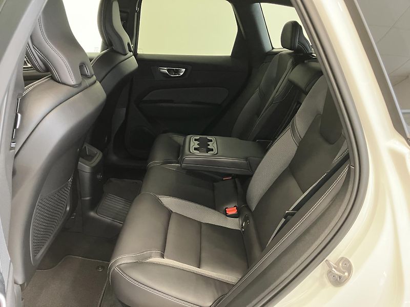 Volvo XC60 T6 AWD Black Edition Plus AT8 - fotka 13 z 47