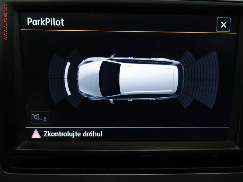 Volkswagen Golf (2015) 1.6TDi, Navi, panor - fotka 14 z 19