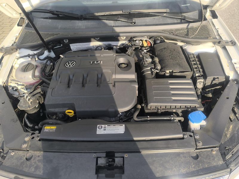 Volkswagen Passat 2.0TDI,95TKM,MAX VÝBAVA,MASÁŽE - fotka 21 z 23