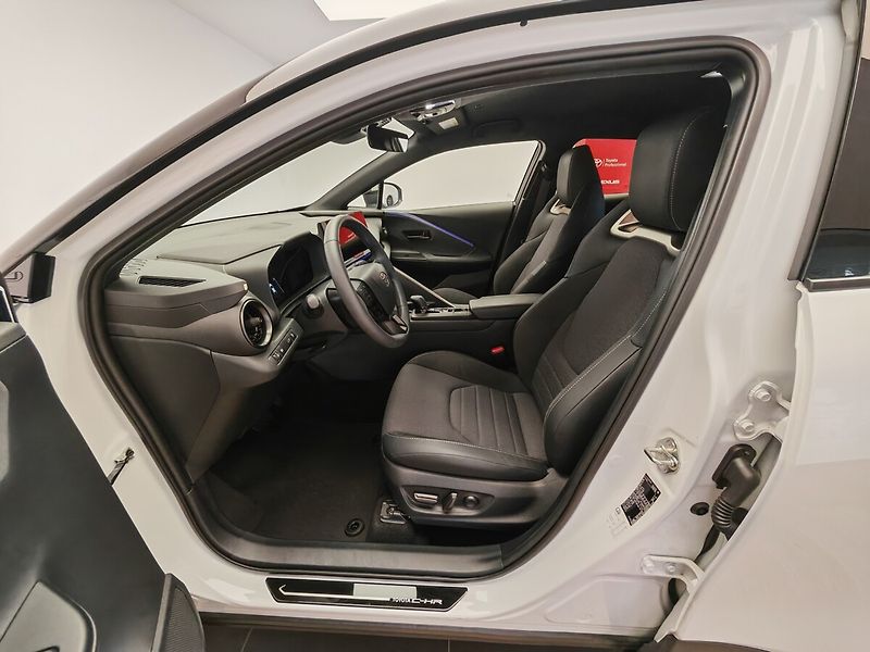 Toyota C-HR 2.0 Hybrid 4x4 Executive - fotka 27 z 44