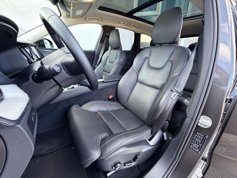 Volvo XC60 T8 AWD RECH.*ULTRA DARK + kola - fotka 13 z 51