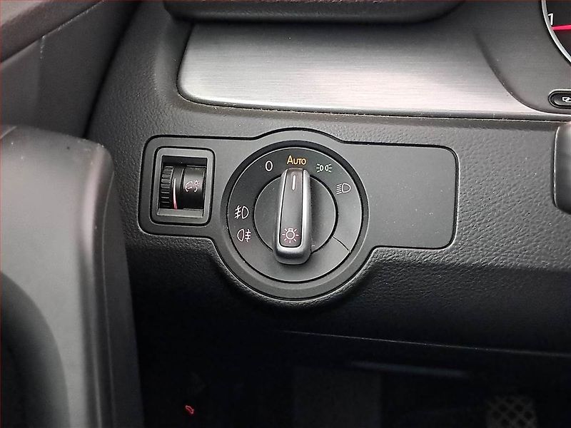 Volkswagen Passat (2014) 2.0 TDI, Navi, Xenony - fotka 22 z 23