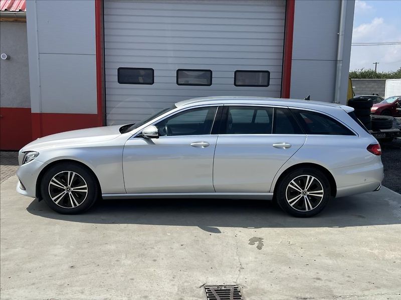 Mercedes-Benz Třídy E 2,0 E 220 d / 9G-TRONIC - fotka 2 z 35
