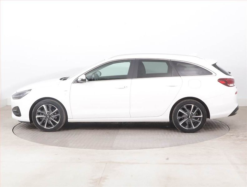 Hyundai i30 (2023) Style 1.5 T-GDI MHEV, ČR,1.maj - fotka 3 z 16