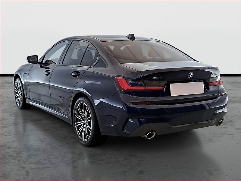 BMW Řada 3 (2021) 330 e xDrive - fotka 4 z 24