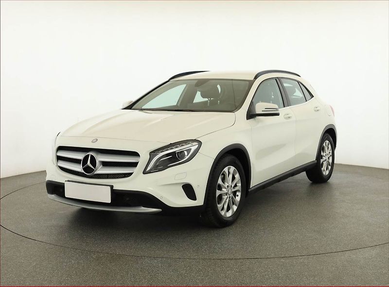 Mercedes-Benz GLA (2016) 200 CDI 4MATIC, 4X4 - fotka 2 z 21
