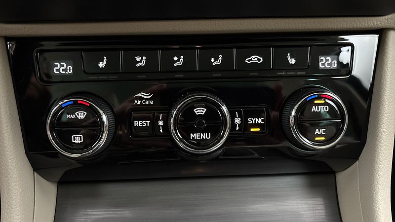 Škoda Superb 2.0 TDI DSG Style Combi - fotka 13 z 27