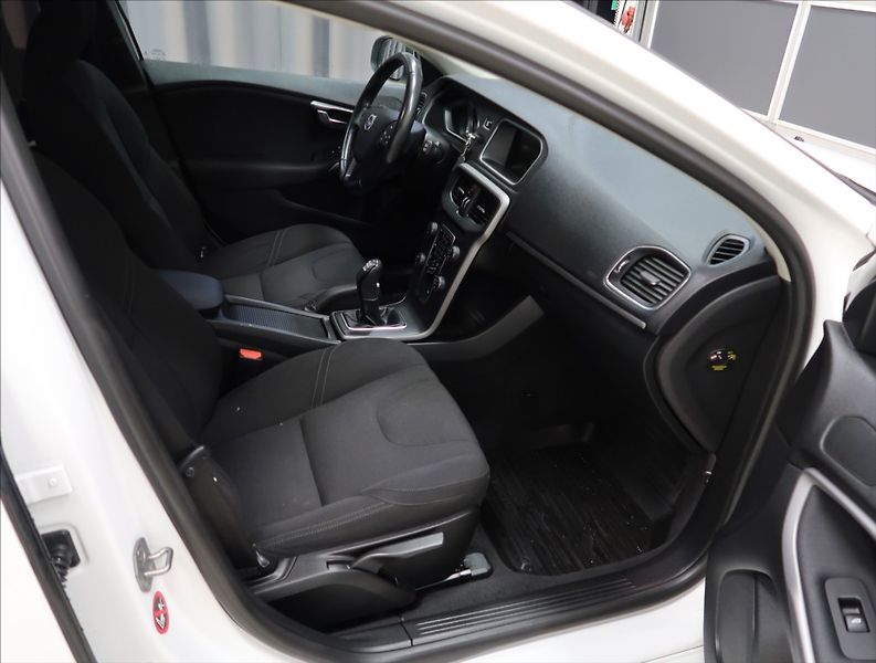Volvo V40 1,6 D2 VÝHŘEV SEDADEL 2x ALU - fotka 11 z 23