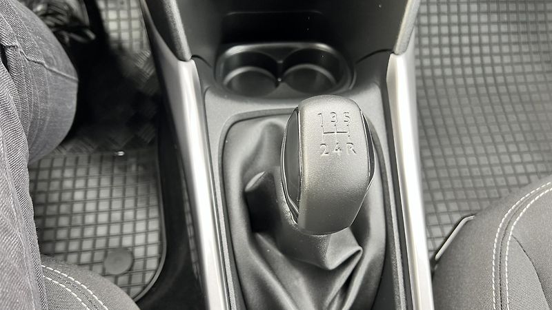 Peugeot 2008 1.2 PURE TECH - fotka 12 z 15