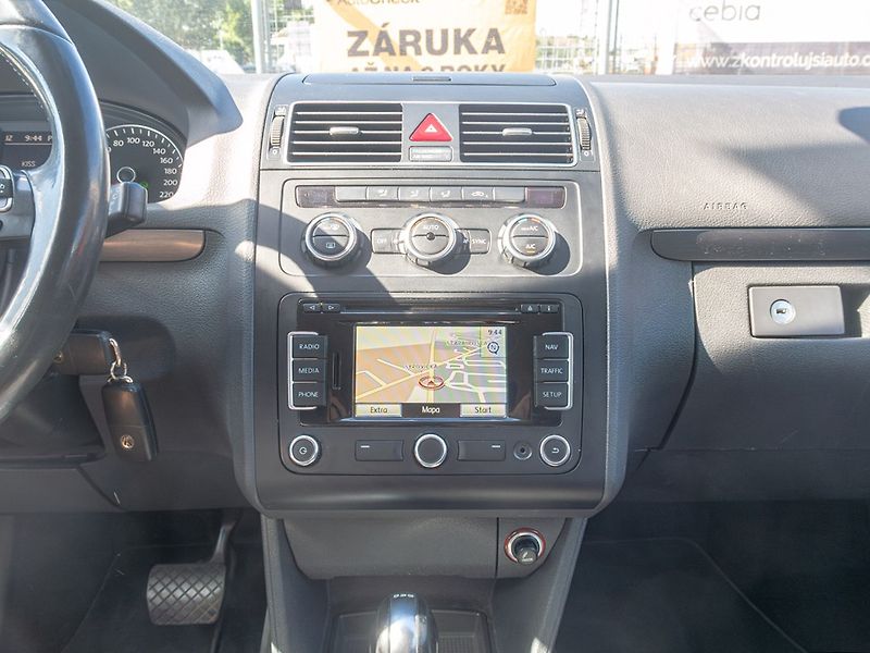 Volkswagen Touran (2014) 1.6TDI 77KW DSG NAVI – 7 SEDAD - fotka 20 z 50