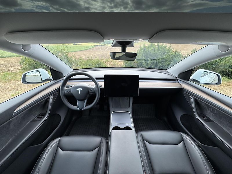 Tesla Model Y Long Range AWD Tažné SoH 93% - fotka 9 z 29