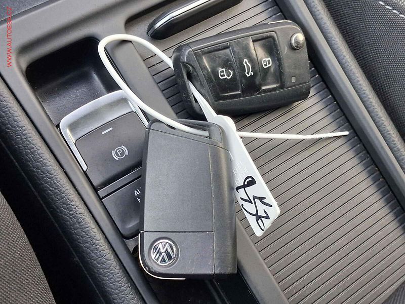 Volkswagen Golf (2020) 2.0 TDi, R-Line, DSG, navi - fotka 20 z 20