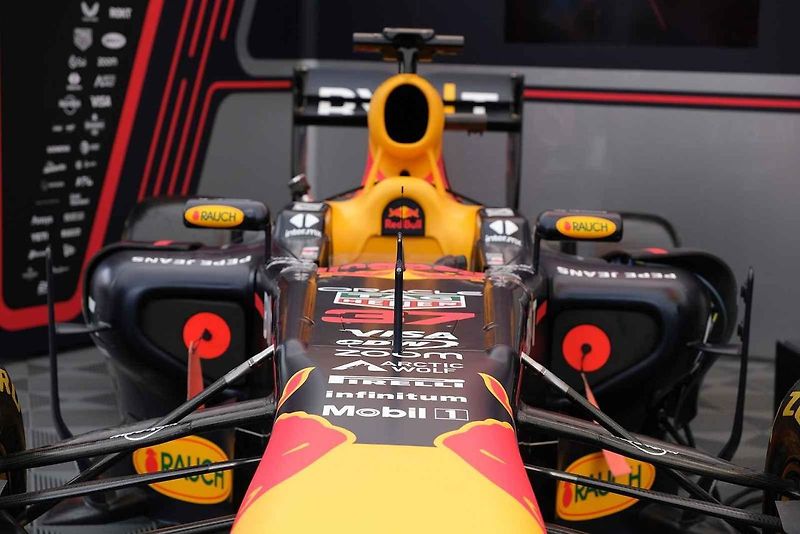 Monopost Red Bull RB7 v akci v Praze