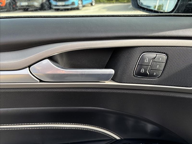 Ford Mondeo 2,0 HEV Vignale 103kW - fotka 23 z 45