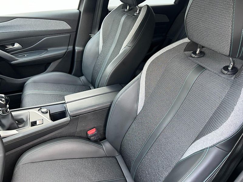 Peugeot 308 (2023) 1.2PT 96kW! Allure! Tažné! LED - fotka 17 z 34