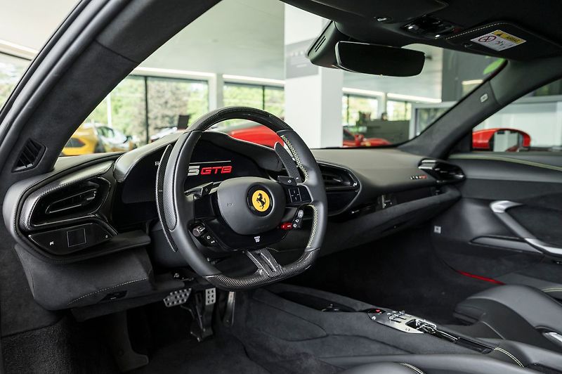 Ferrari 296 GTB Carplay/Lift/Carbon/Racing Sea - fotka 5 z 23
