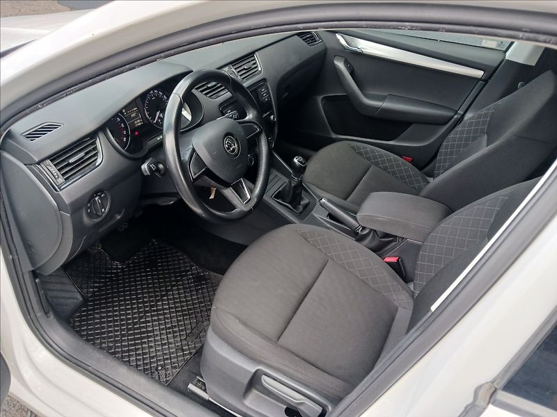 Škoda Octavia 1,6 TDI 85Kw plný servis - fotka 11 z 19