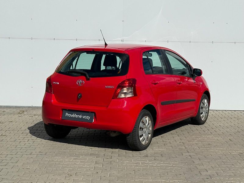 Toyota Yaris 1.3 VVT-i 64kW - fotka 2 z 26