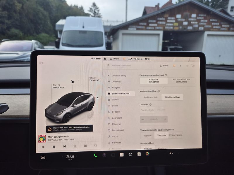 Tesla Model Y ZAMLUVENO ! - fotka 22 z 49