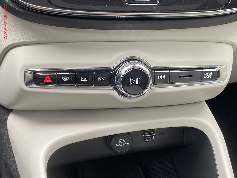 Volvo XC40 (2019) 2.0T5 AWD, 2.maj,ČR - fotka 14 z 17