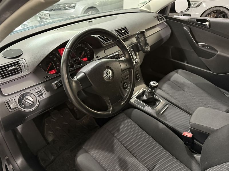 Volkswagen Passat 1,6   i KLIMA VÝHŘEV PO STK - fotka 7 z 16
