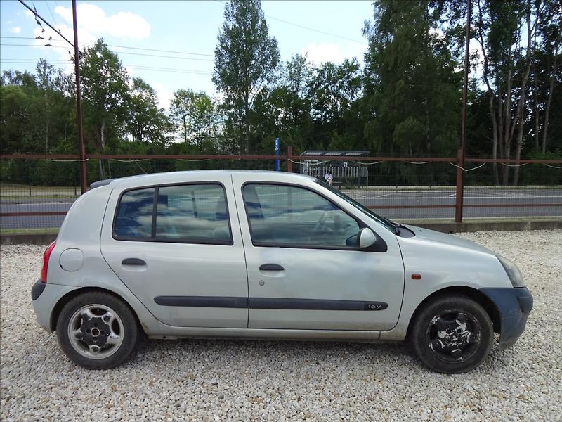 Renault Clio 1,2i - fotka 7 z 32