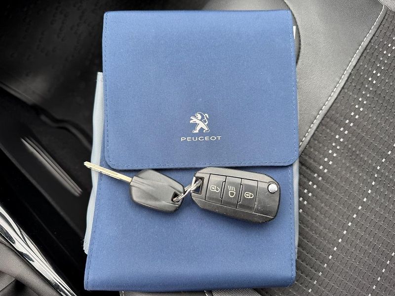 Peugeot 2008 1.2T 81 kW navigace, serviska - fotka 18 z 18
