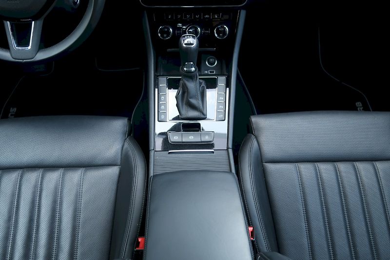 Škoda Superb (2018) Combi L&K  2,0 TDi/140 kW 4X4 - fotka 13 z 36