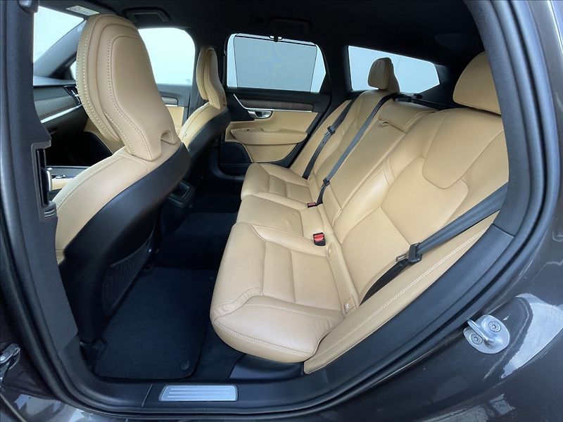Volvo V90 2,0 B4 AWD Cross Country Plus - fotka 14 z 21