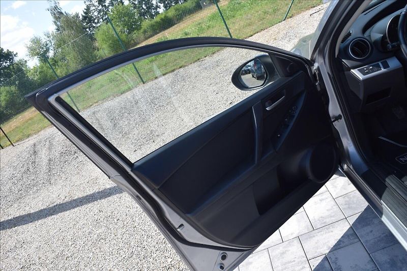 Mazda 3 1,6 i 77KW NOVÁ STK TOP STAV! - fotka 27 z 48