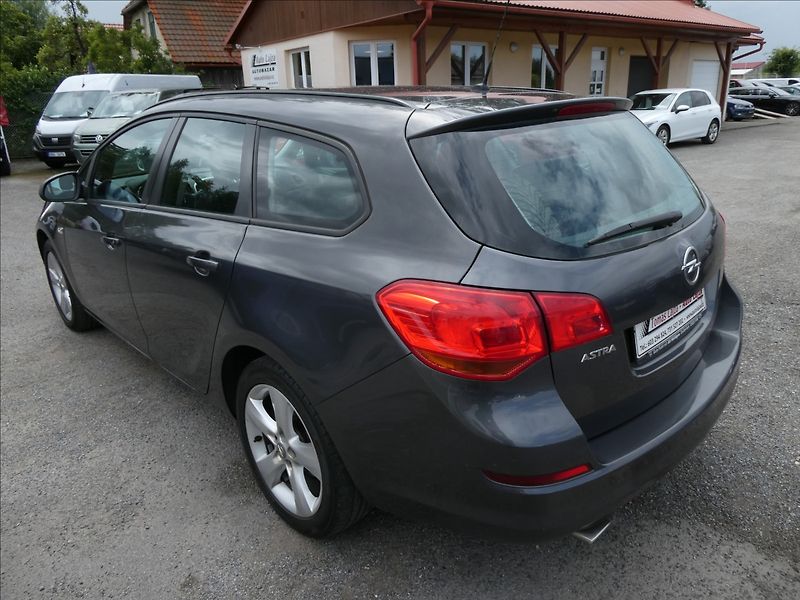 Opel Astra 1,4 88kW 2x kola, 2.majitel - fotka 6 z 38