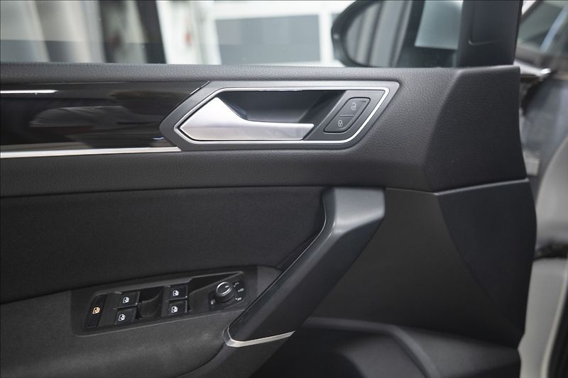Volkswagen Touran 2,0 TDI MASÁŽ KAMERA VÝHŘEV ČR - fotka 19 z 39
