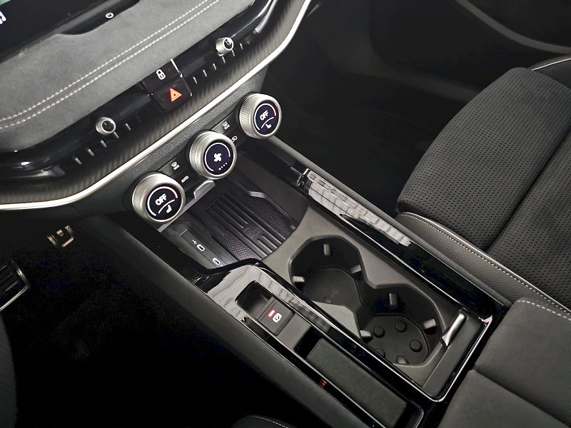 Škoda Superb (2025) 2.0TDi 142kW 4x4 SPORTLINE WEB - fotka 26 z 30