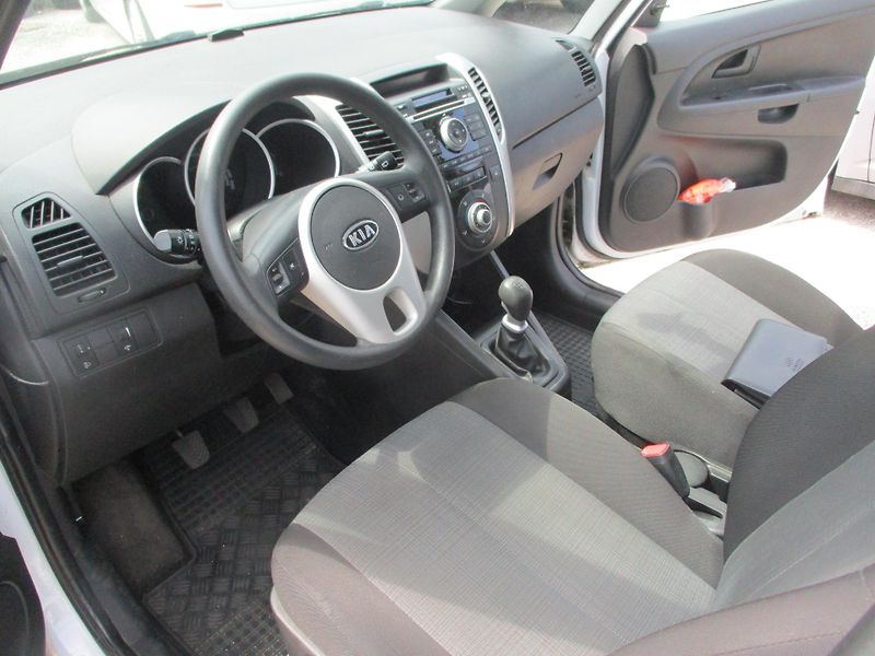 Kia Venga (2011) 1,4i - fotka 10 z 11