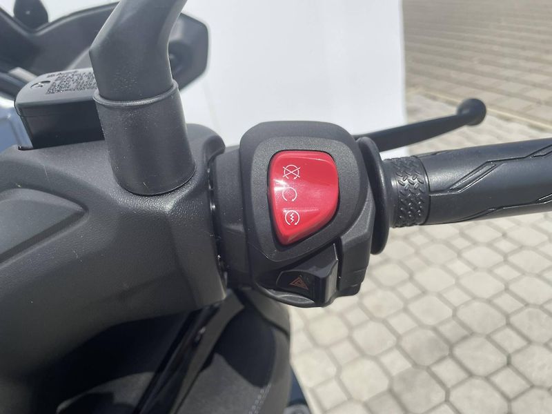 Yamaha (2025) XMAX 300 Tech Max EU5+ - fotka 10 z 10
