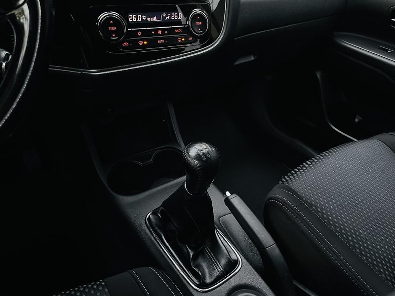 Mitsubishi Outlander 2.0i MANUÁL 1.MAJITEL SERVISKA - fotka 33 z 43