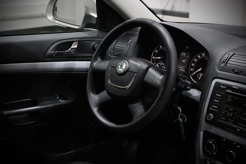 Škoda Octavia 2 FL Combi 1.6 MPI 75 kW - fotka 14 z 28