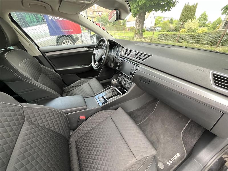 Škoda Superb 2,0 TDi DSG  NAVI BIXEN ACC AL - fotka 30 z 50