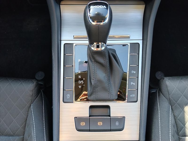 Škoda Superb 2.0TDI 110kW, DSG tažné - fotka 20 z 38