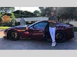 Cristiano Ronaldo a jeho Bugatti Veyron.