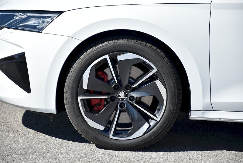Škoda Octavia (2024) RS 2.0 TSI 195kW DSG - fotka 35 z 35