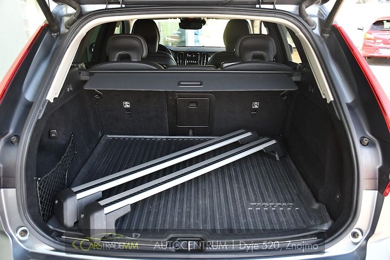 Volvo XC60 B4 INSCRIPTION AWD - fotka 45 z 53