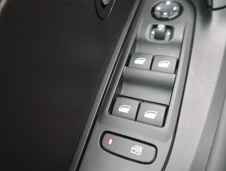 Peugeot 2008 (2025) 1.2 PureTech - fotka 14 z 14