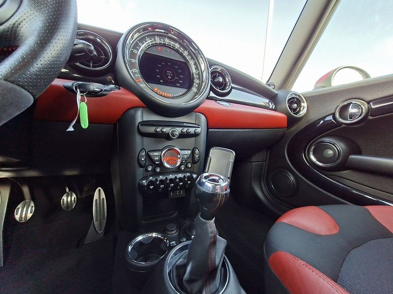 Mini Cooper JOHN WORKS 1,6i 155kW M6 - fotka 18 z 23