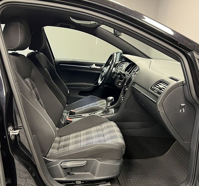 Volkswagen Golf 2.0 TDI DSG GTD - fotka 8 z 15