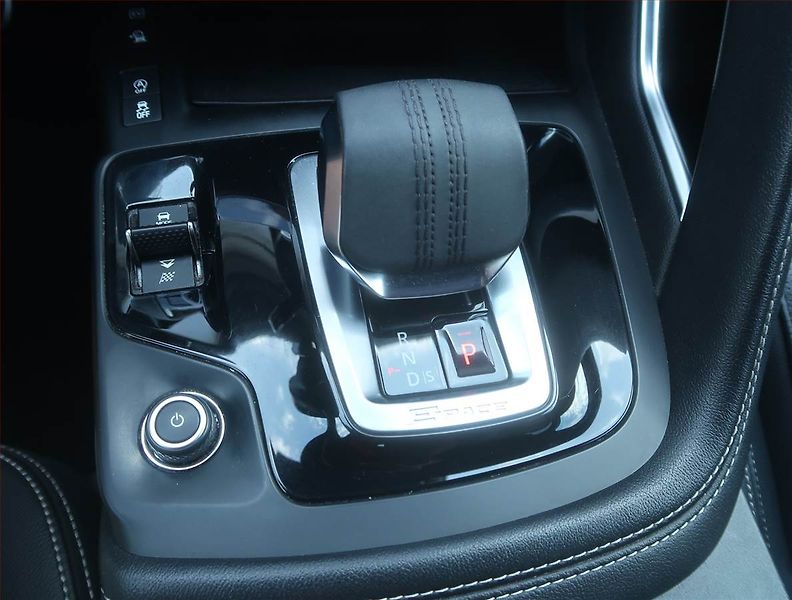 Jaguar E-Pace (2021) P300e AWD, 4X4, Automat - fotka 13 z 23